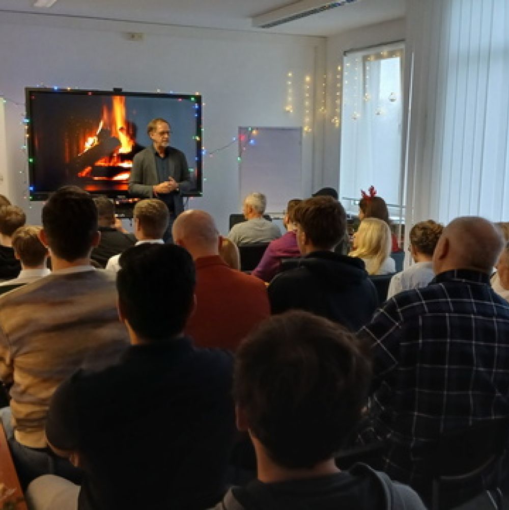 Prof. Dr. Dr. e.h. Lutz Heuser eröffnet den End of the Year Workshop 2025