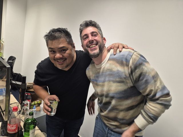 [ui!] Team beim Anstoßen