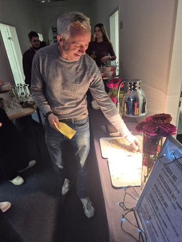 Das [ui!] Team genießt das Essen auf der Weihnachtsfeier 