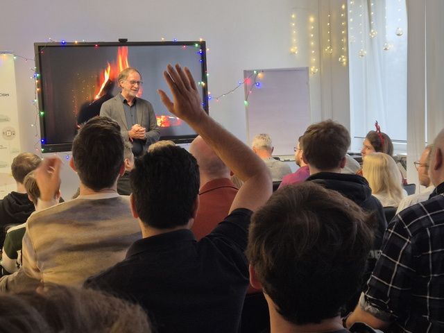 Prof. Dr. Dr. e.h. Lutz Heuser eröffnet den End of the Year Workshop 2025 vor dem gesamten [ui!] Kollegium